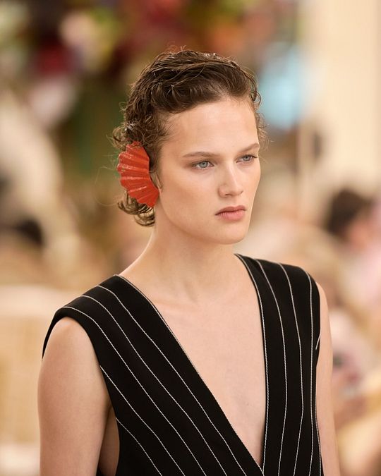 © Afp/IPA/IPA  | Maxi orecchini a forma di conchiglia, sandali non sandali che lasciano scoperto il piede e borse da spiaggia: tre maxi trend dalla sfilata di Chanel Cruise 2026/27 a Biarritz