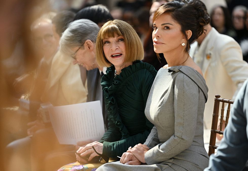 © Afp  | Anna Wintour e Lauren Sanchez Bezos alla conferenza stampa di presentazione del Met Gala 2026, dedicato alla mostra "Costume Art" al Metropolitan Museum of Art di New York