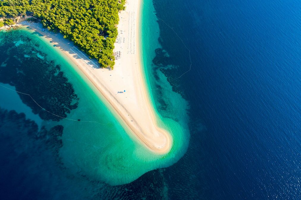 © Istockphoto  | La spiaggia più iconica della Croazia: Zlatni Rat (Corno d'Oro), isola di Brač
