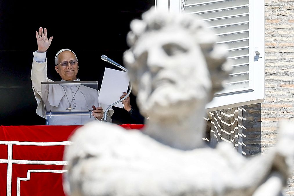 © Ansa  |  L'8 maggio il cardinale Roberto Francis Prevost impartisce la benedizione dal balcone della Basilica di San Pietro dopo la sua elezione a 267° Papa