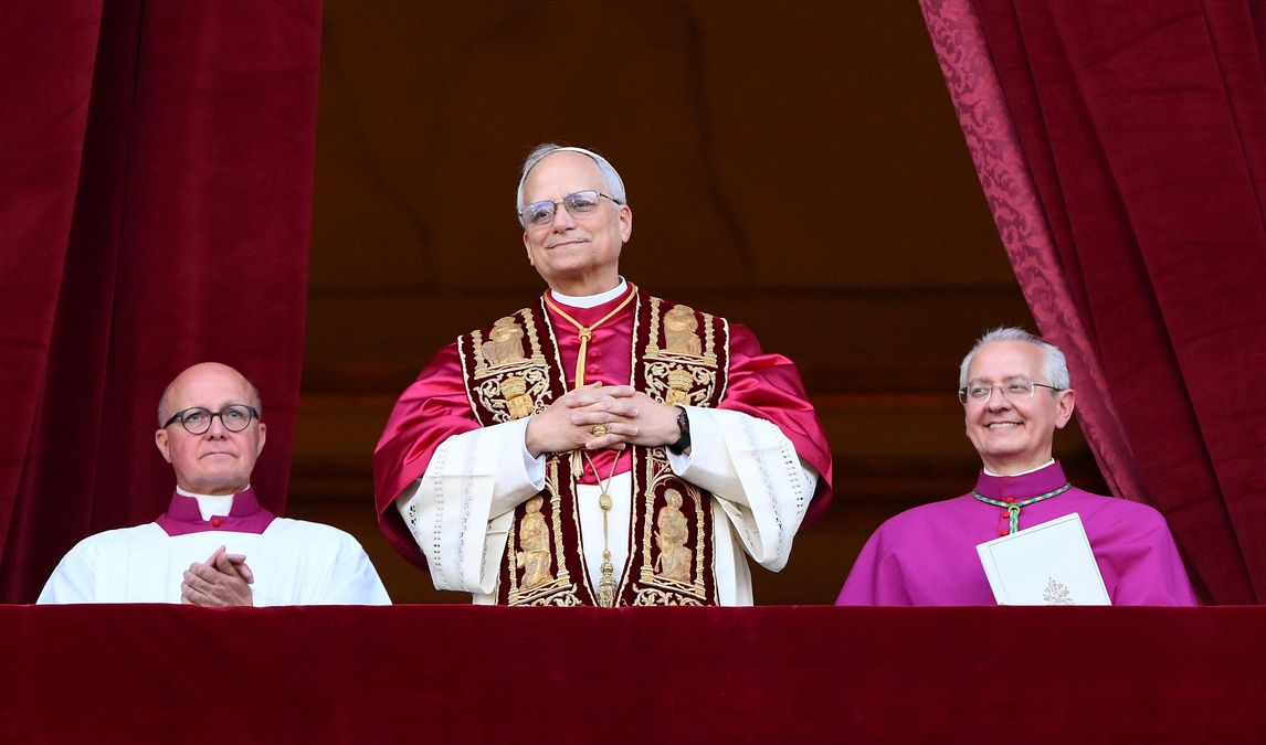 © Ansa  |  L'8 maggio il cardinale Roberto Francis Prevost impartisce la benedizione dal balcone della Basilica di San Pietro dopo la sua elezione a 267° Papa