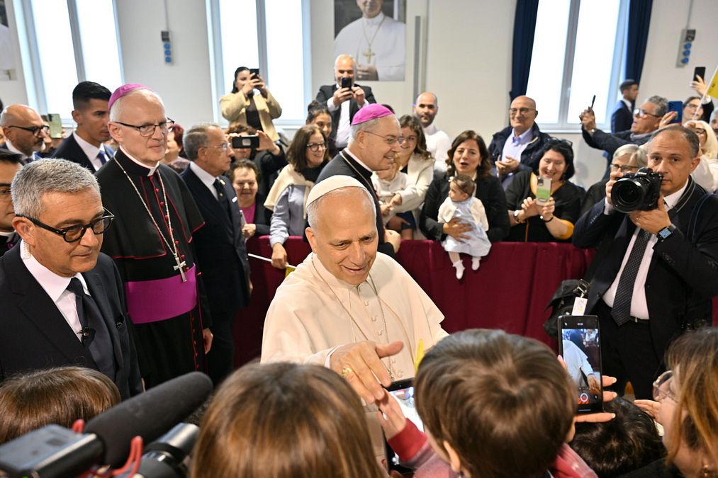 © Ansa  |  L'8 maggio il cardinale Roberto Francis Prevost impartisce la benedizione dal balcone della Basilica di San Pietro dopo la sua elezione a 267° Papa