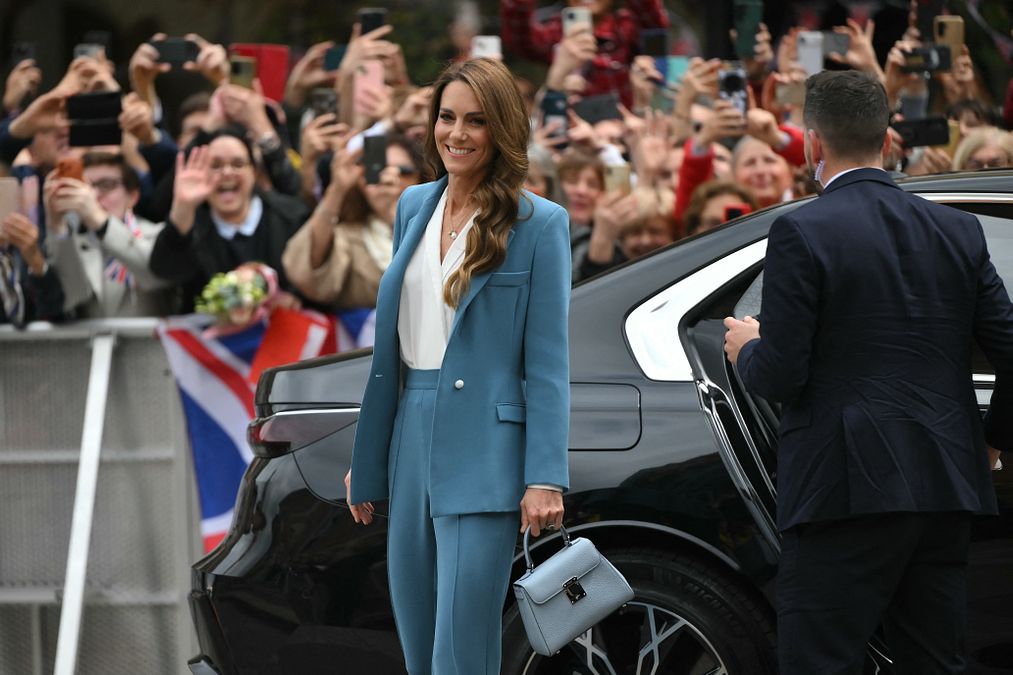 © Afp  | Blazer e pantalone, il look della principessa del Galles Catherine, Kate Middleton, al suo arrivo a Reggio Emilia