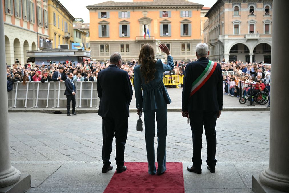 © Afp  | Blazer e pantalone, il look della principessa del Galles Catherine, Kate Middleton, al suo arrivo a Reggio Emilia