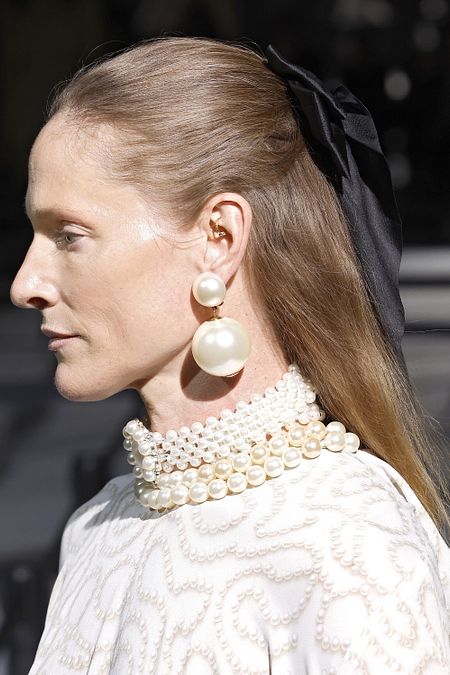 © Catwalk Pictures  | "Granny style": gli orecchini della nonna di tendenza dalle sfilate primavera estate 2026