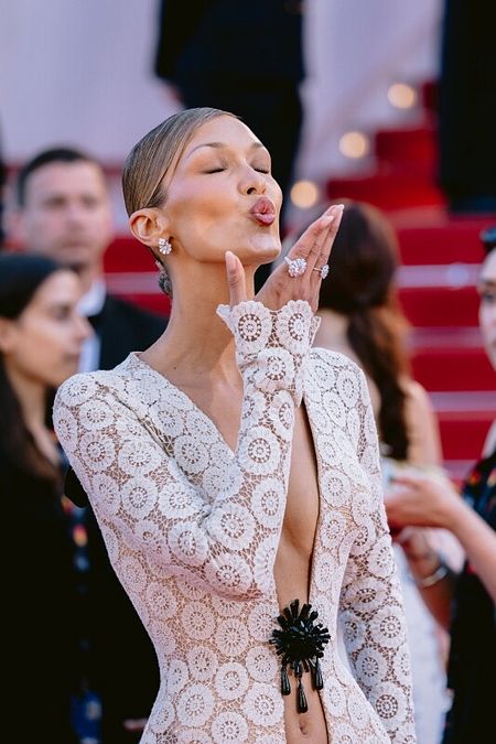 © Afp  | Cannes 79, Bella Hadid omaggia Jane Birkin con un abito fotocopia