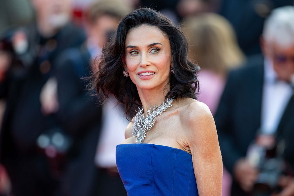 © IPA  | Subito virale il nuovo taglio di capelli sfoggiato da Demi Moore a Cannes