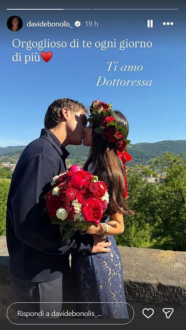 © Instagram  | Davide Bonolis con un mazzo di rose