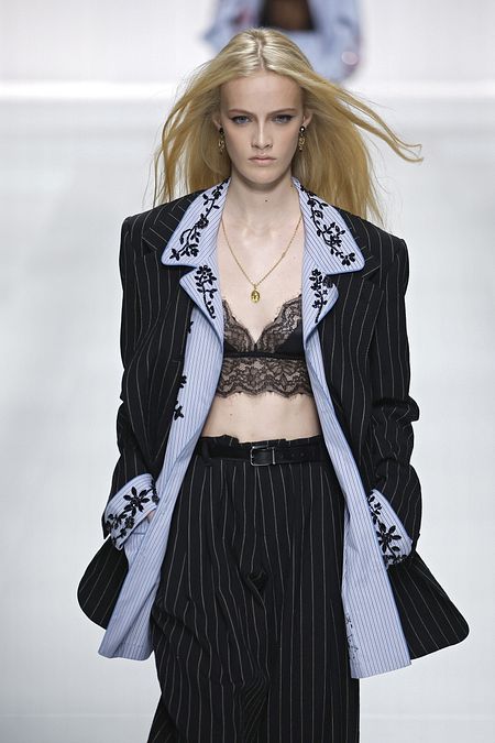 © Catwalk Pictures  | Reggiseno a vista, i best look dalle sfilate della moda estate 2026: Dolce&Gabbana
