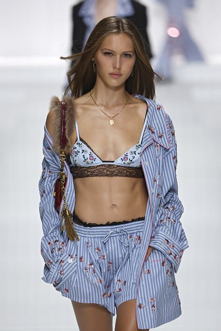 © Catwalk Pictures  | Reggiseno a vista, i best look dalle sfilate della moda estate 2026: Dolce&Gabbana