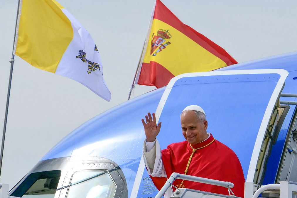 © Ansa  | Papa Leone XIV, atterrato a Madrid, è stato accolto da re Felipe VI e dalla regina Letizia