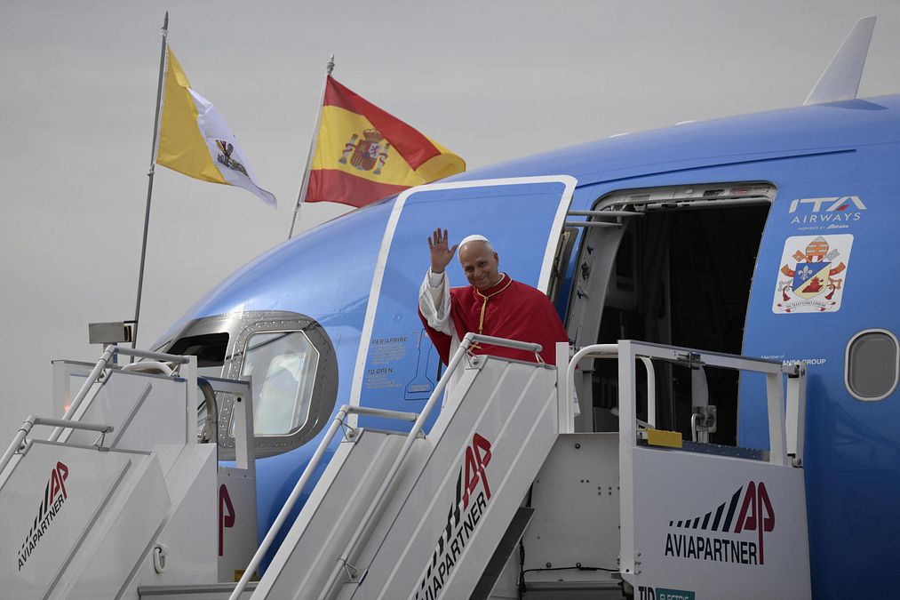 © Ansa  | Papa Leone XIV, atterrato a Madrid, è stato accolto da re Felipe VI e dalla regina Letizia