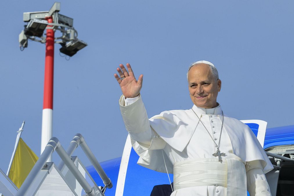 © Ansa  | Papa Leone XIV, atterrato a Madrid, è stato accolto da re Felipe VI e dalla regina Letizia