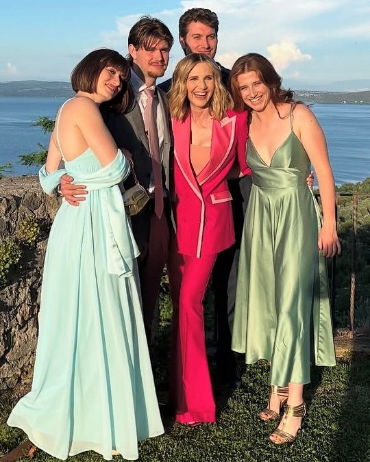 © Instagram  |  Lorella Cuccarini e famiglia