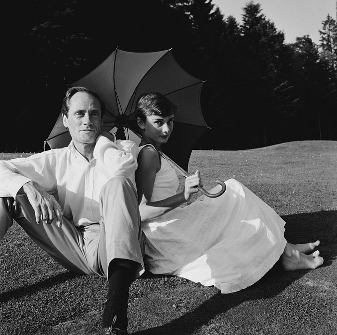 © Getty  | Audrey Hepburn, 25 anni, e Mel Ferrer, 37, lasciano la cappella dopo il loro matrimonio sul monte Burgenstock, con vista sul lago di Lucerna.