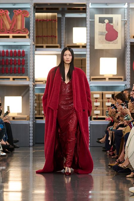 © Ufficio stampa  | Max Mara Resort 2027, i best look della sfilata a Shanghai (credit: Jason Schimdt)