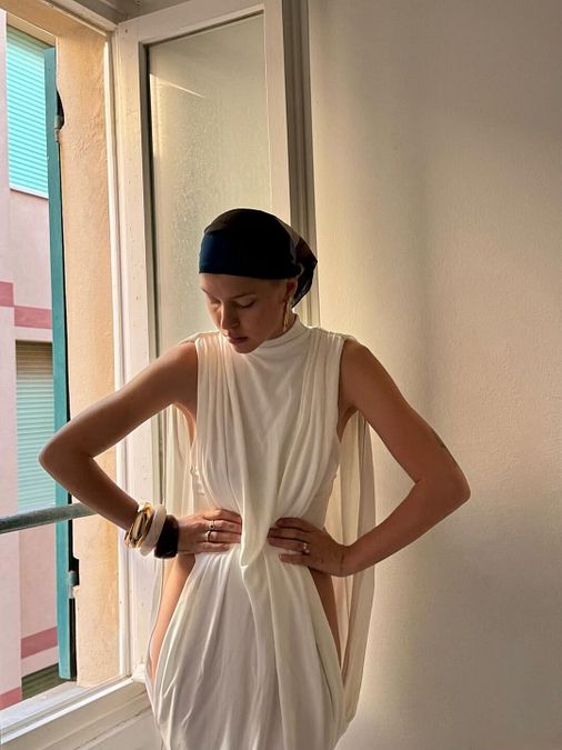 © Instagram  | Natalia Paragoni con foulard e abito vedo non vedo