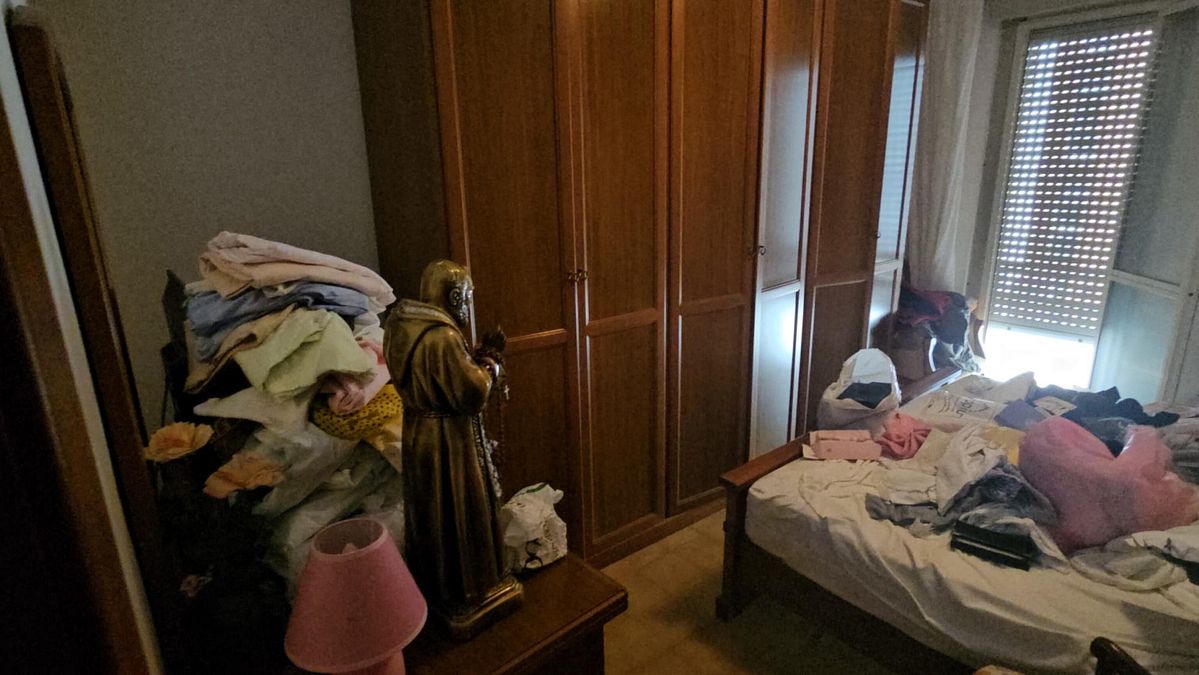 © Ansa  | L'interno di una delle stanze dell'appartamento di Formia dove erano state nascoste le sorelle scomparse in provincia dell'Aquila