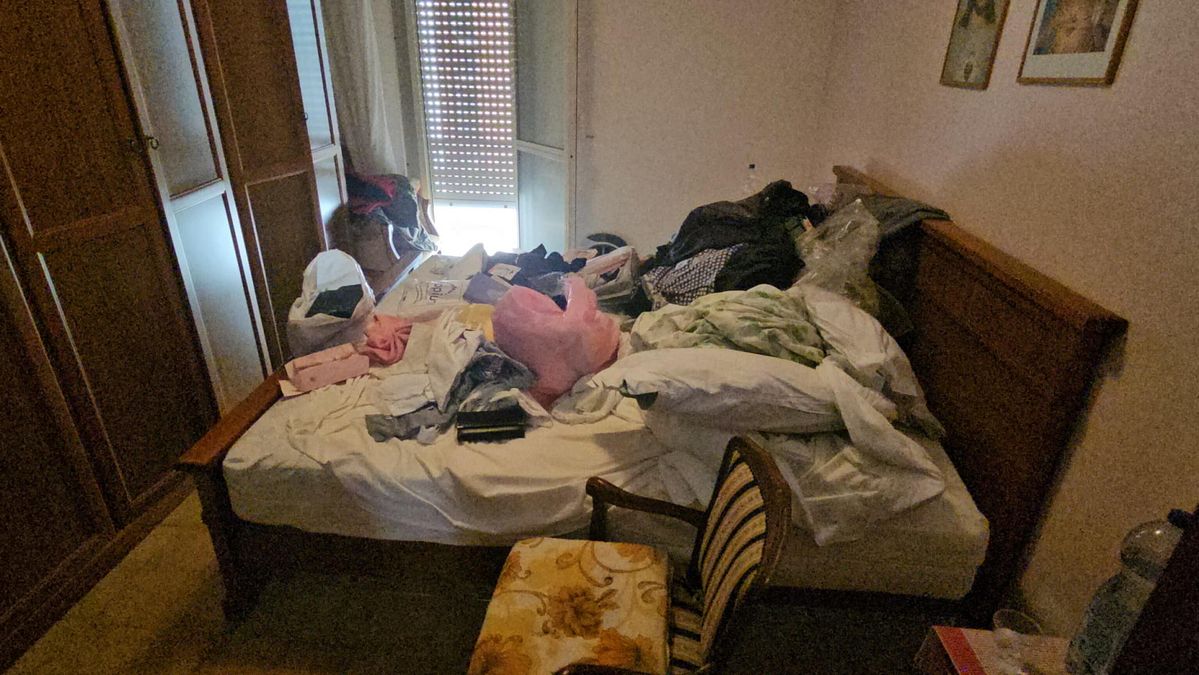 © Ansa  | L'interno di una delle stanze dell'appartamento di Formia dove erano state nascoste le sorelle scomparse in provincia dell'Aquila