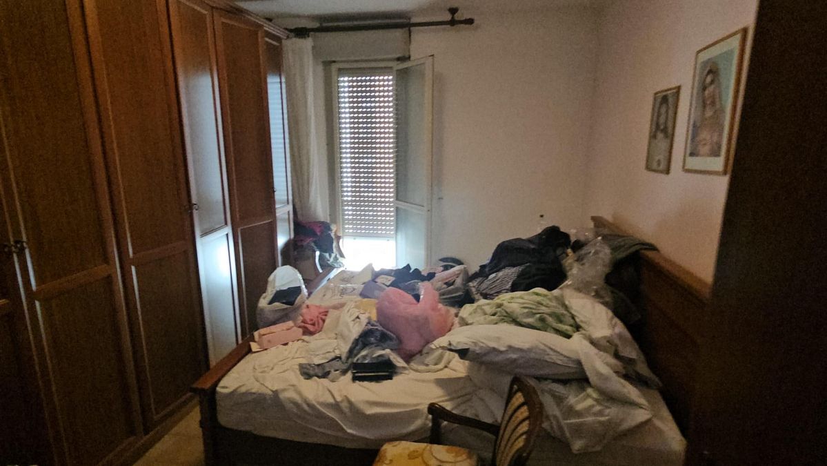 © Ansa  | L'interno di una delle stanze dell'appartamento di Formia dove erano state nascoste le sorelle scomparse in provincia dell'Aquila