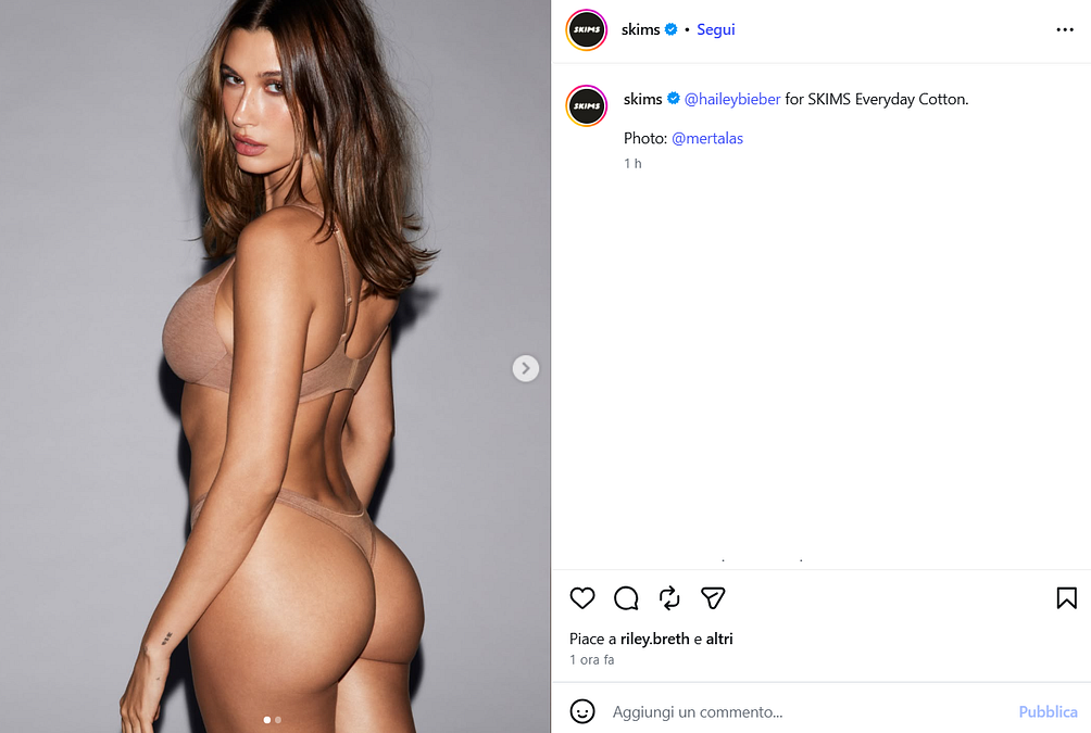 © Instagram  | Hailey Bieber nella nuova campagna per il brand di intimo Skims di cui è fondatrice Kim Kardashian (foto di Mert Alas da Instagram)
