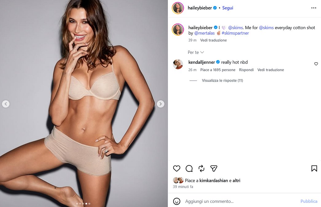 © Instagram  | Hailey Bieber nella nuova campagna per il brand di intimo Skims di cui è fondatrice Kim Kardashian (foto di Mert Alas da Instagram)