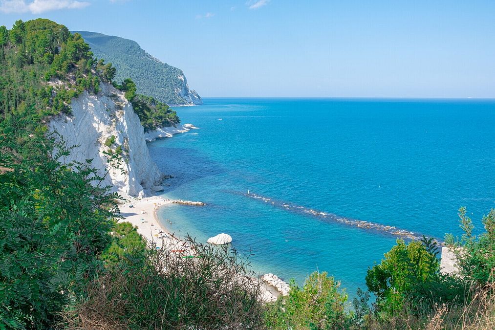 © Istockphoto  | Spiaggia delle Due Sorelle, Sirolo, Ancona 