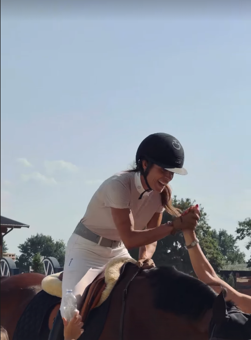 © Instagram  |  Elisabetta Canalis a cavallo (Photo Credit: Arezzo Equestrian Centre)