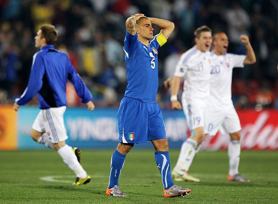 © Getty Images  | 9 luglio 2006: Fabio Cannavaro alza al cielo la Coppa del Mondo dopo la vittoria contro la Francia a Berlino