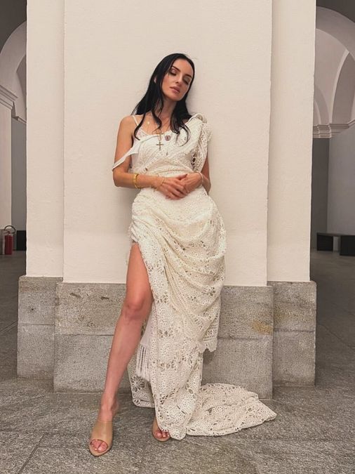 © Instagram  | Arisa, bagagli smarriti e look improvvisato: la tovaglia diventa un abito da sogno