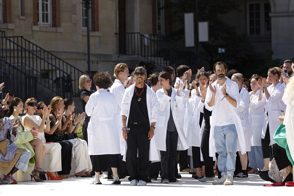 © Catwalk Pictures  | Il direttore creativo Pierpaolo Piccioli nel finale di sfilata con le sarte e i sarti che hanno lavorato alla collezione Balenciaga Haute Couture autunno inverno 2026-2027