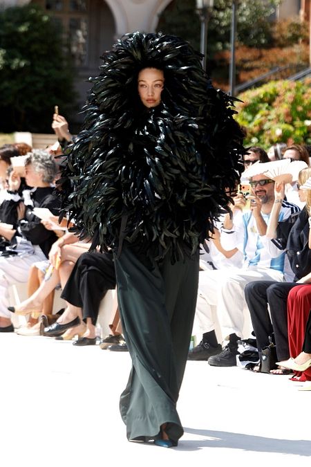 © Catwalk Pictures  | Il direttore creativo Pierpaolo Piccioli nel finale di sfilata con le sarte e i sarti che hanno lavorato alla collezione Balenciaga Haute Couture autunno inverno 2026-2027