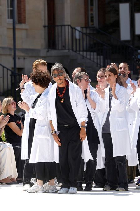 © Catwalk Pictures  | Il direttore creativo Pierpaolo Piccioli nel finale di sfilata con le sarte e i sarti che hanno lavorato alla collezione Balenciaga Haute Couture autunno inverno 2026-2027