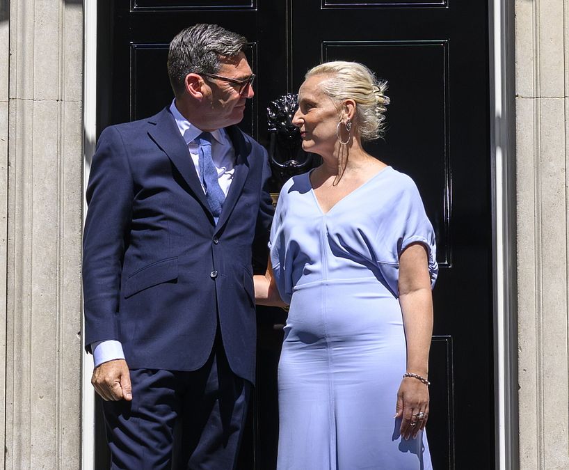 © IPA  | Andy Burnham, insieme alla moglie Marie-France van Heel, davanti al numero 10 di Downing Street, a Londra
