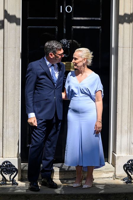 © IPA  | Andy Burnham, insieme alla moglie Marie-France van Heel, davanti al numero 10 di Downing Street, a Londra