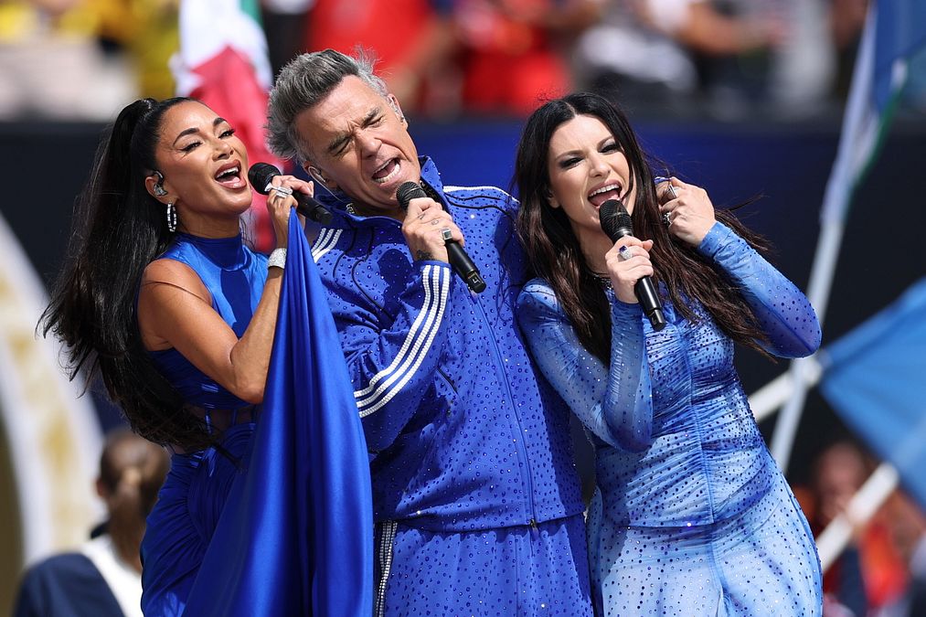 © Getty  | Finale Mondiali 2026, Laura Pausini protagonista di una performance d'eccezione insieme a Robbie Williams e Nicole Scherzinger (credit: Getty Images)