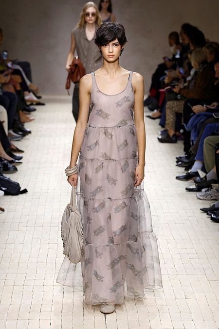 © Catwalk Pictures  | Tank dress, l'abito canotta easy look dell'estate 2026. Dalle sfilate: Emporio Armani