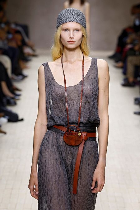 © Catwalk Pictures  | Tank dress, l'abito canotta easy look dell'estate 2026. Dalle sfilate: Emporio Armani