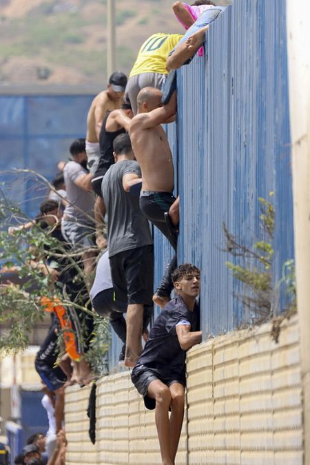© Ansa  |  Alcuni migranti raggiungono il territorio spagnolo dopo aver nuotato dal Marocco a Ceuta