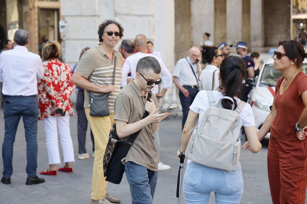 © Ansa  |  Gente in strada a Pisa dopo il terremoto