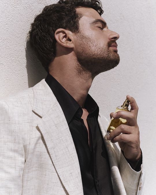 © Ufficio stampa  | Theo James è il volto di Dolce&Gabbana Light Blue Pour Homme Eau de Parfum (ph. Alvaro Cortes)