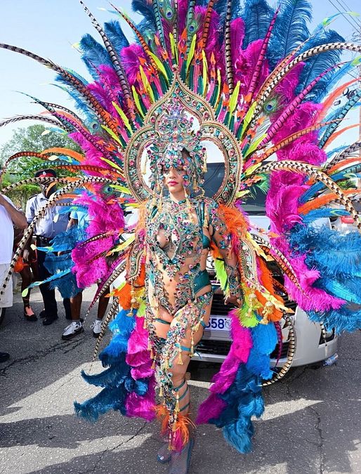 © Instagram @lislopees  |  Rihanna al carnevale di Barbados 