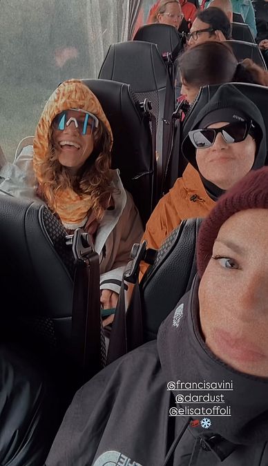 © Instagram @real_brown  | Emma e Elisa in vacanza in Islanda con amici