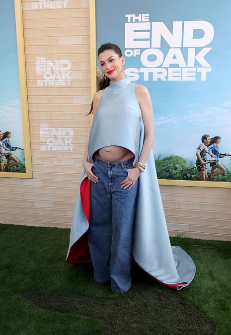 © IPA  | Anne Hathaway alla prima mondiale del film "The End of Oak Street" a Los Angeles