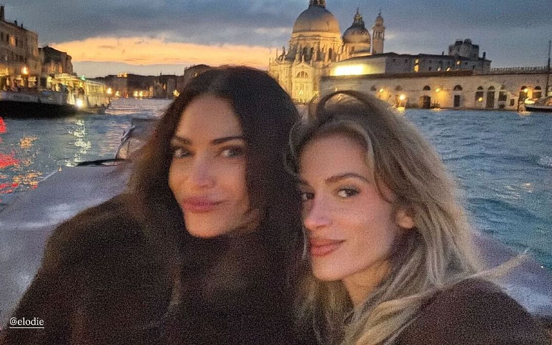© Instagram  | Un bacio allo specchio tra Franceska Nuredini ed Elodie