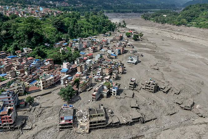 Nepal, sale a 165 il bilancio delle vittime dell'alluvione: oltre 1300 dispersi