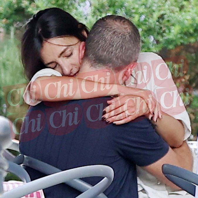 © Chi  | Ambra Angiolini e Pico Cibelli tra baci e abbracci in pubblico, le foto