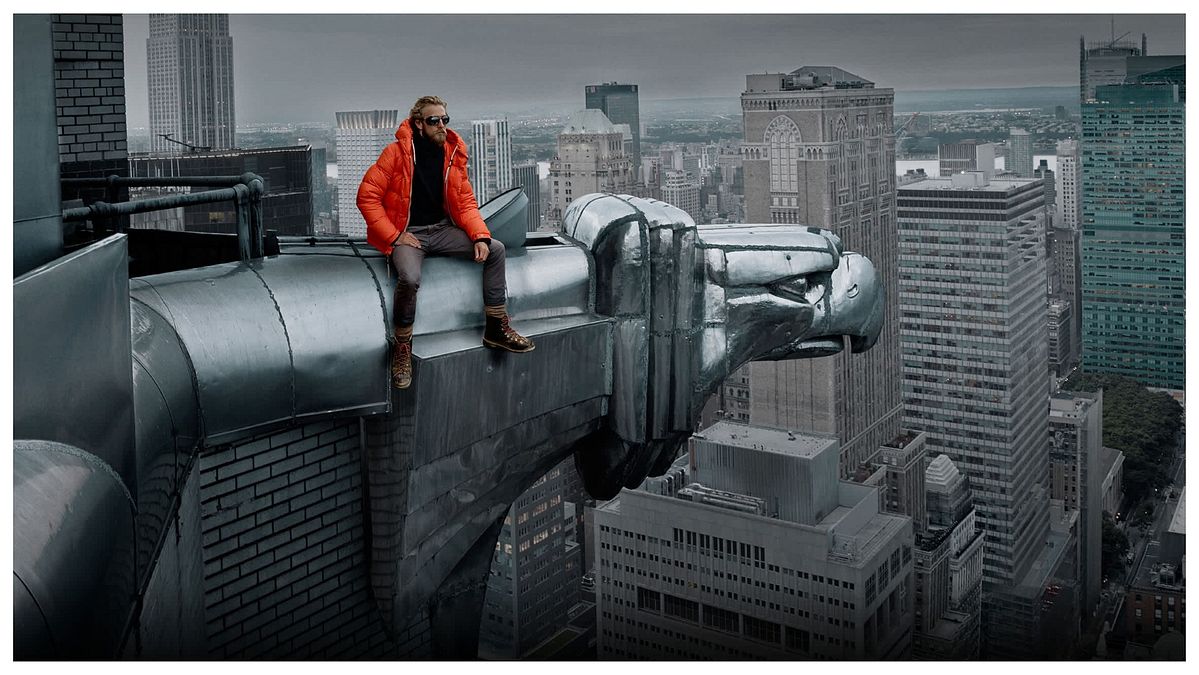 © Ufficio stampa  | "New York in Moncler": Midtown Mountains, Chrysler Building, 2014. Annie Leibovitz ha ritratto il modello Simon Howell in cima all'iconico grattacielo per la campagna autunno inverno di Moncler Collection