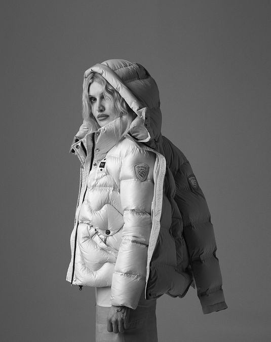 © Ufficio stampa  | Bryan Adams per Blauer, la nuova campagna autunno inverno 2026-2027: Cassyette e Ben Kidson
