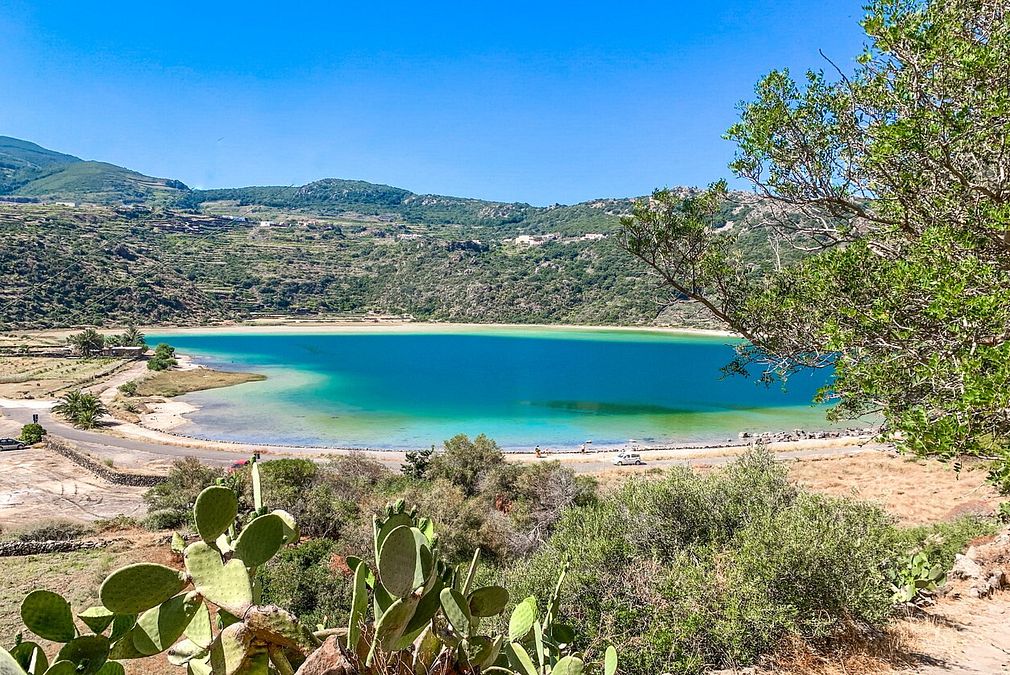 © Istockphoto  |  Lampedusa: la Spiaggia dei Conigli. In alta stagione è impossibile vederla così